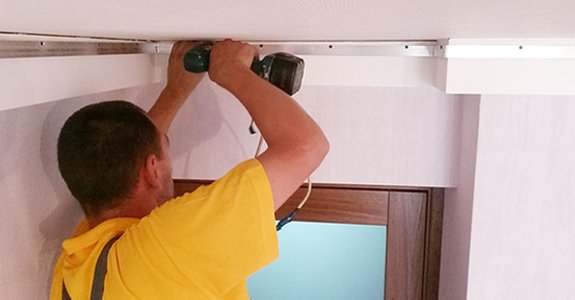 Fixing the aluminium stretch ceiling profile to the wall with a drill